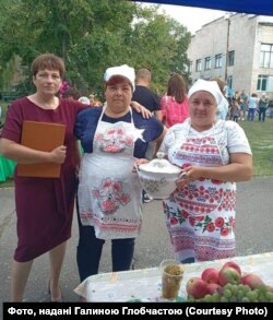 Галина Глобчаста (ліворуч, крайня) серед односельців