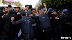Полиция против демонстрантов. Алжир, 5 марта 2019 года.