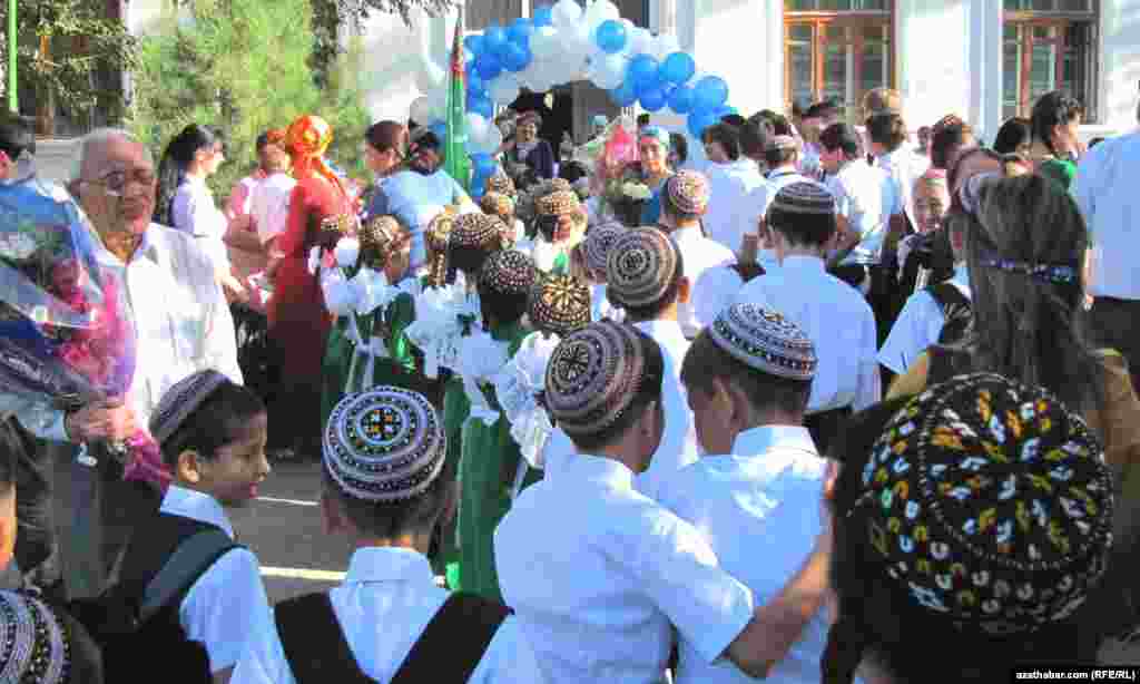 T&uuml;rkmenabat ş&auml;heriniň 11-nji mekdebind&auml;ki dabara.