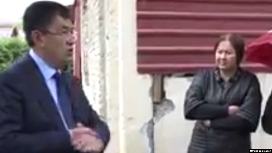 Самарқанд вилоят ҳокими Эркинжон Турдимов бузилиши режалаштирилган уй фонида Дилором Розиқова билан суҳбатлашмоқда. 2019, октябрь.