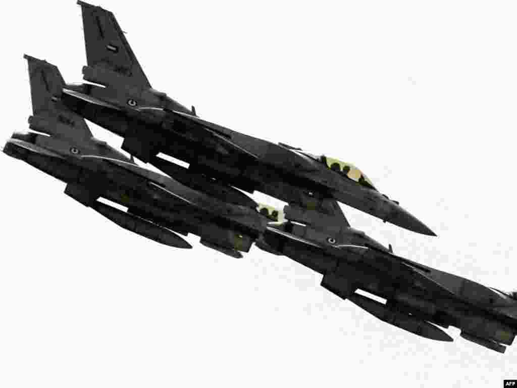 UAE - Egzibicioni let vojnog aviona F-16  - U Abu Dhabiu, na otvaranju Medjunarodne vojne izložbe, američki vojni avion F-16 je imao svoje demonstracijske letove. UAE su sa SAD sklopili ugovor u vrijednosti od 4 milijarde dolara. Recesija nikom nije smetala.
