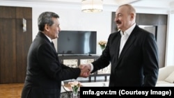 Türkmenistanyň daşary işler ministri Raşid Meredow (çepde) we Azerbaýjanyň prezidenti Ylham Alyýew. 3-nji iýul
