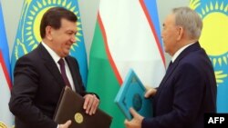 Қазақстан президенті Нұрсұлтан Назарбаев (оң жақта) пен Өзбекстан президенті Шавкат Мирзияев.