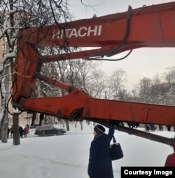 Люди блокируют технику для сноса