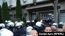 Predstavnici opozicionih partija i pokreta ispred Policijske uprave u Novom Sadu ispred koje stoje policajci s opremom za razbijanje demonstracija, 12. decembar 2024.