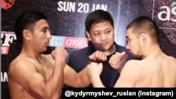 «Кулатуу Эртаймаш ММА» федерациясынын президенти Руслан Кыдырмышев (ортодо). Сүрөттүн Куланактагы беттешке тиешеси жок. 