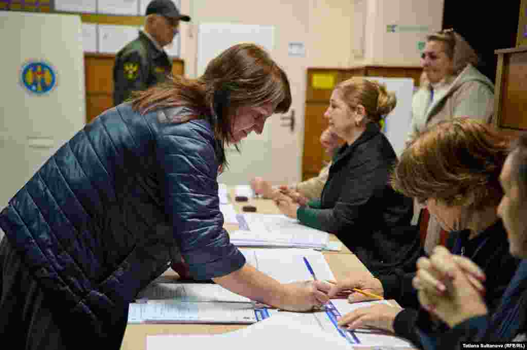 Președinta unei secții de votare din Chișinău își exercită dreptul la vot.