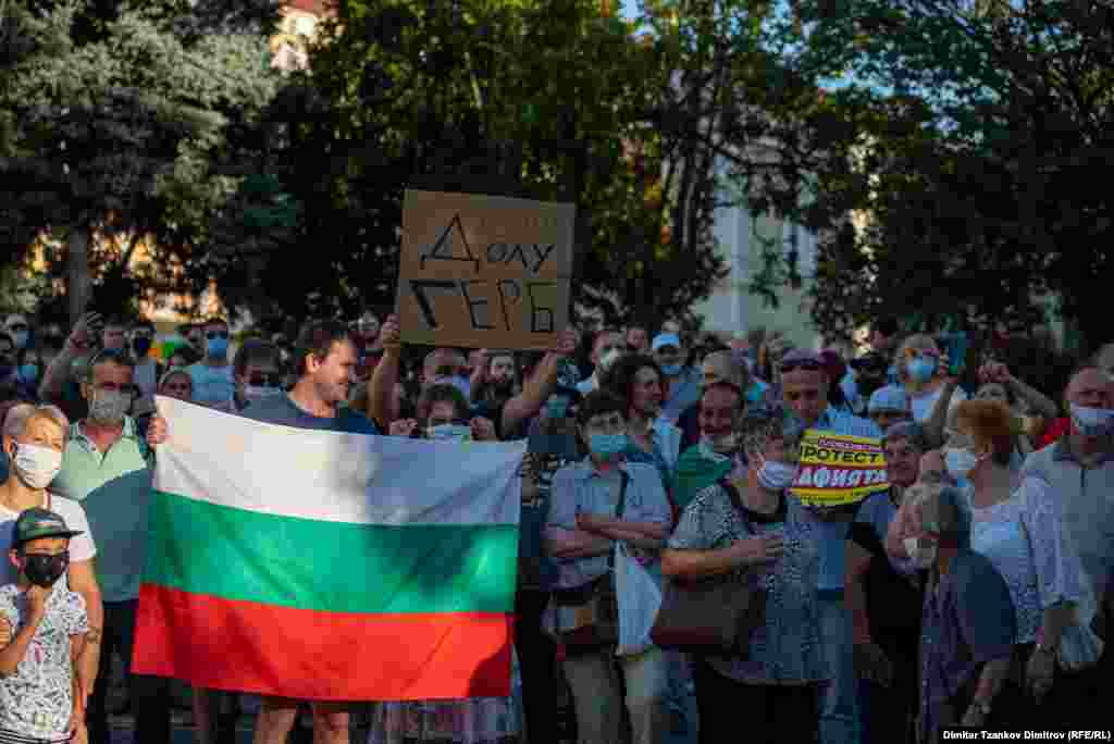 Протестиращите в Пловдив скандираха &quot;Долу мафията&quot; и &quot;Гешев е позор! Оставка и затвор&quot;.