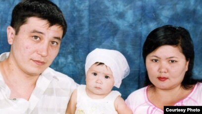 Вика Олегтің мүшесін сорып жатыр (фото жинақ)