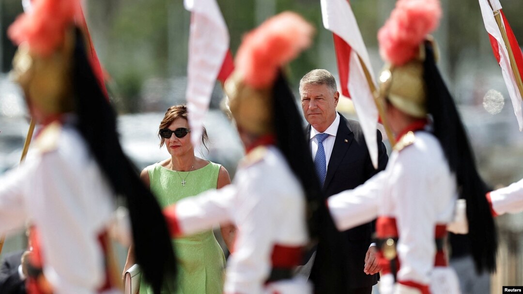 Președintele Klaus Iohannis și soția sa, Carmen, sunt profesori de Fizică, respectivă Limba Engleză. Presa locală din Sibiu a scris că Prima Doamnă nu participă la greva declanșată ieri deoarece nu este membră a unui sindicat din Educație.