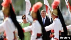 Președintele Klaus Iohannis și soția sa, Carmen, sunt profesori de Fizică, respectivă Limba Engleză. Presa locală din Sibiu a scris că Prima Doamnă nu participă la greva declanșată ieri deoarece nu este membră a unui sindicat din Educație.