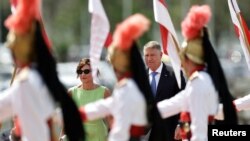 Președintele Klaus Iohannis și soția sa, Carmen Iohannis, primiți de garda președintelui brazilian, Luiz Inacio Lula da Silva.