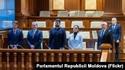 Membri ai echipei guvernamentale, în frunte cu premierul Alexandru Munteanu (al doilea din dreapta), la ședința Parlamentului din 24 martie 2026, când au prezentat deputaților necesitatea instituirii stării de urgență în energetică