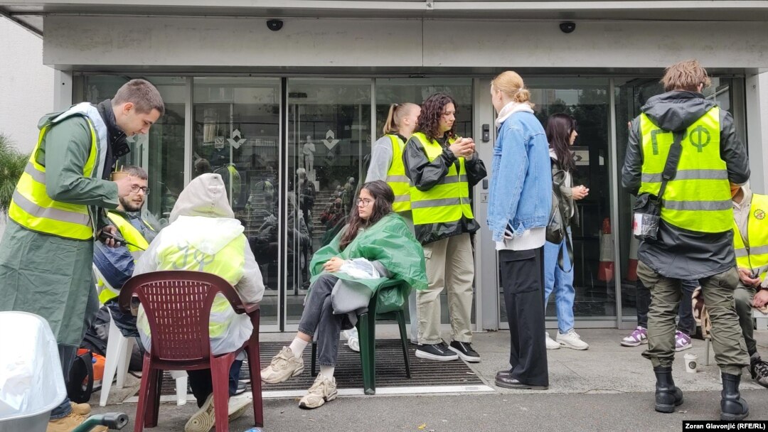 Studenții au blocat intrarea în sediul Radioteleviziunii sârbe. 15 aprilie 2025.