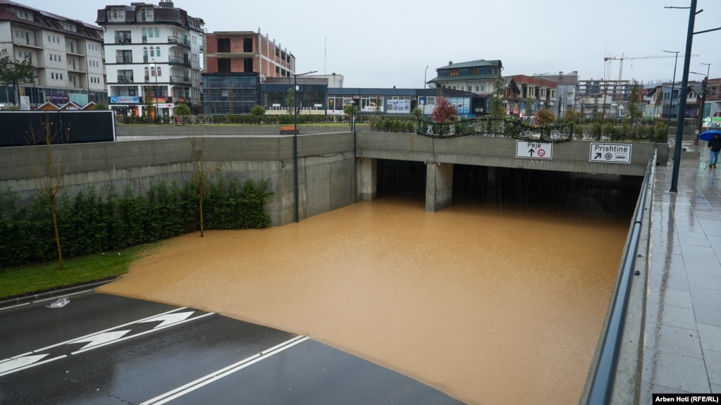 Ujë i ngrumbulluar në një segment rrugor në Komunën e Malishevës.