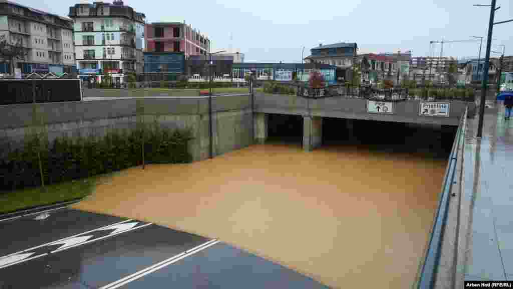 Voda nakupljena na jednom dijelu puta u opštini Mališevo.