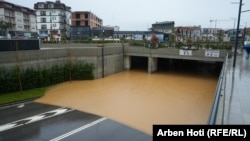 Nënkalimi në qytetin e Malishevës i përmbytur pas reshjeve të pareshtura të shiut, 6 janar 2026.