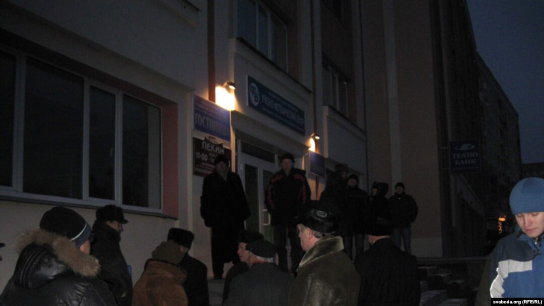 У чаканьні на прыступках навучальна-мэтадычнага цэнтру