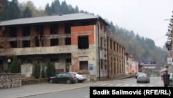 Odlazak mladih, neasfaltirane ulice, nepostojanje adekvatnih trgovina, nezavršeni infrastrukturalni projekti, problemi su sa kojima se Srebreničani suočavaju posljednjih 20 godina. (Na fotografiji nekadašnje kino i pozorište u Srebrenici, novembra 2020.)