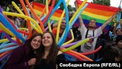 Участници в София прайд по време на шествието по улиците на София