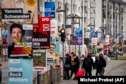 Posterë elektoralë të partive të ndryshme në Frankfurt, Gjermani, 20 shkurt 2025.