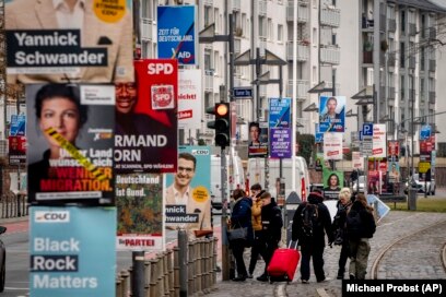 Posterë elektoralë të partive të ndryshme në Frankfurt, Gjermani, 20 shkurt 2025.