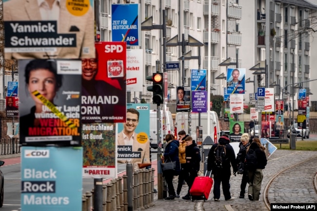 Posterë elektoralë të partive të ndryshme në Frankfurt, Gjermani, 20 shkurt 2025.