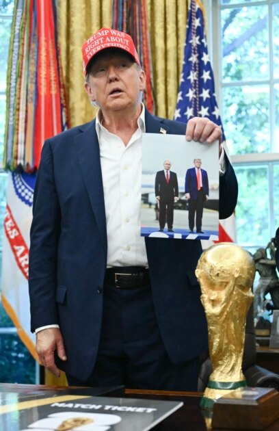 Американският президент Доналд Тръмп каза че ще определи позицията си