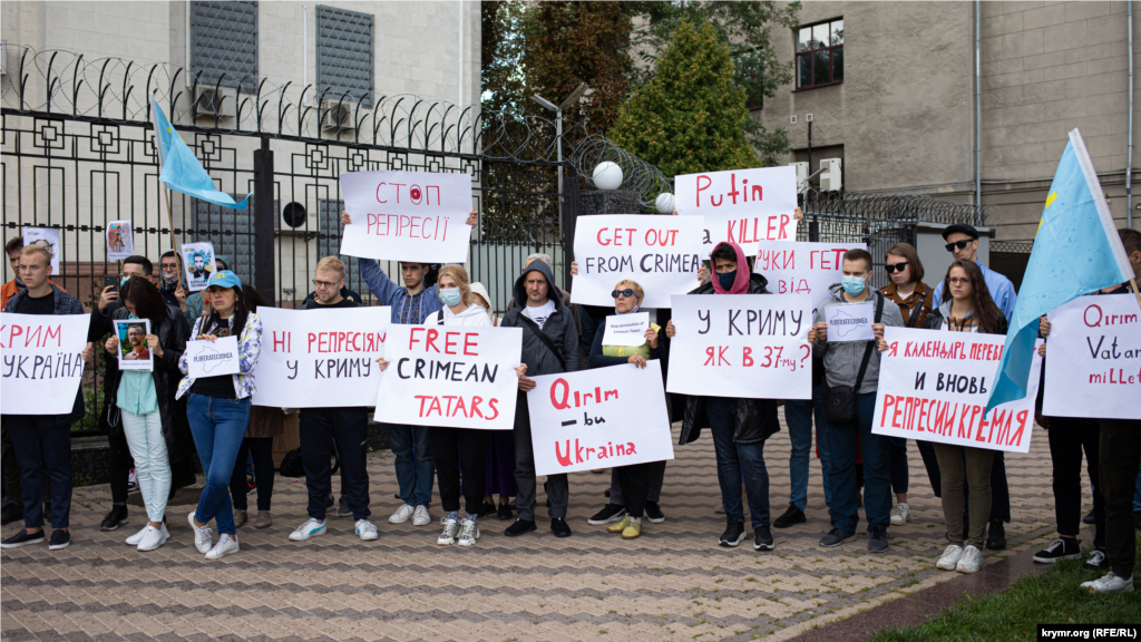 Акция под посольством России в Киеве из-за задержания в Крыму крымских татар