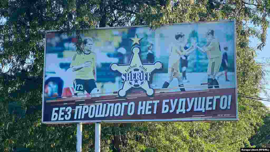 Banner cu fotbaliști de la echipa locală Sheriff, din rus. &quot;Fără trecut nu există viitor!&quot;