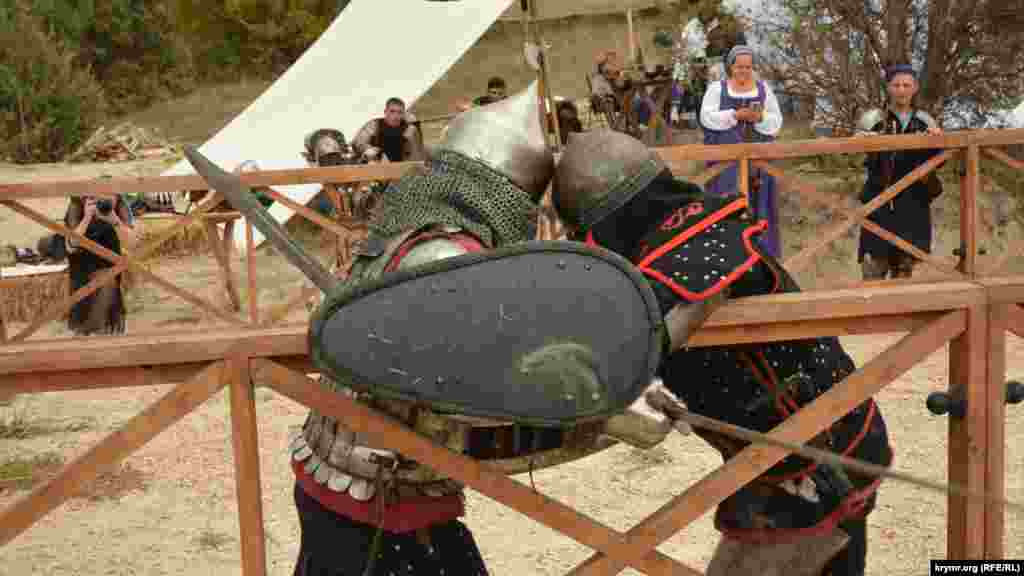 Показательный поединок между средневековыми рыцарями-наемниками в историческом лагере на Федюхиных высотах