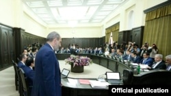 Armenia - Prime Minister Nikol Pashinian arrives for a cabinet meeting in Yerevan, 4 October 2018.