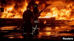 საილუსტრაციო ფოტო. უკრაინელი მეხანძრეები აქრობენ ოდესაზე რუსული დრონებით შეტევის შედეგად გაჩენილ ხანძარს