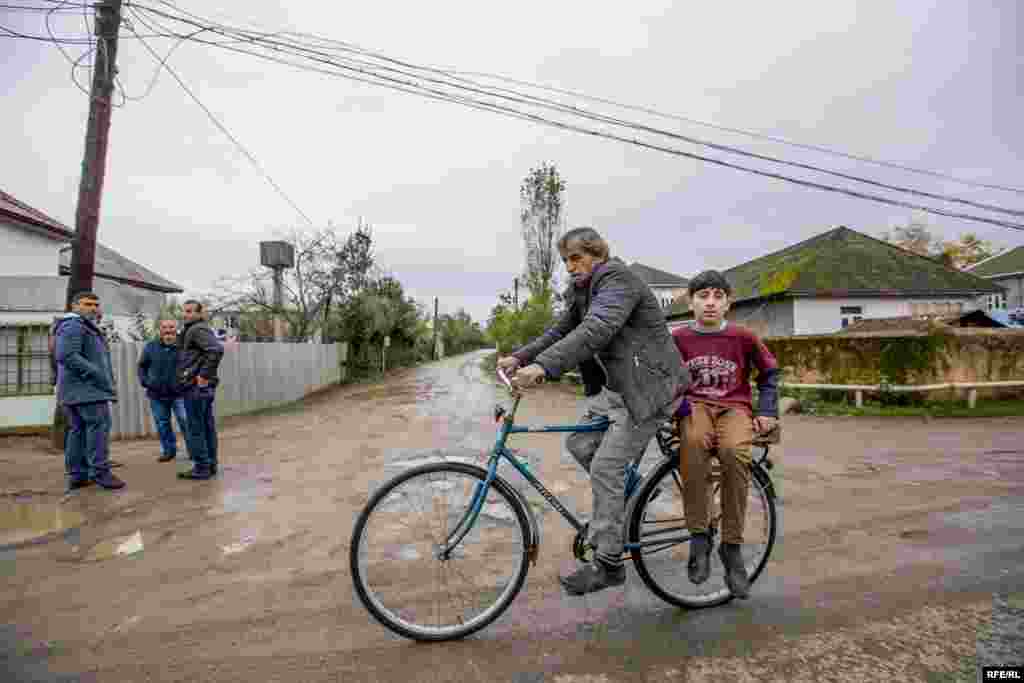 Bəzi Astara sakinləri velosipeddən həm yük, həm də sərnişin daşımada istifadə edirlər.
