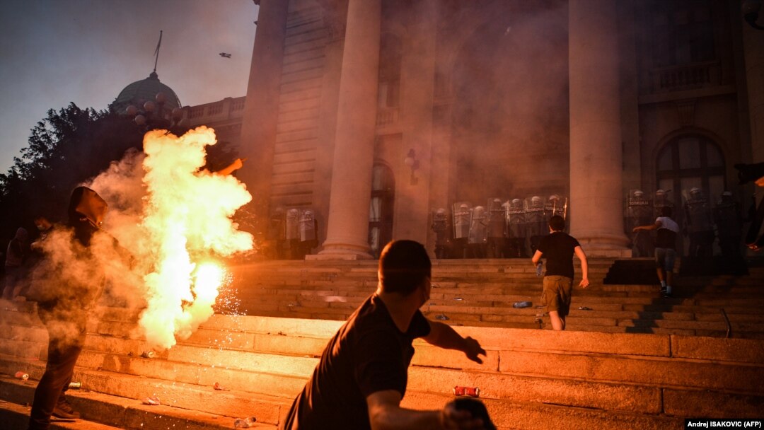 U izvještaju Freedom Huose za 2020., u djelu analize o Srbiji, govori se i o upotrebi policijske sile na demonstracijama koje su izbile polovinom godine nakon pokušaja vlasti da pooštri antikorona mjere. Na slici: Sukobi ispred Skupštine Srbije u centru Beograda 8. jula 2020. 