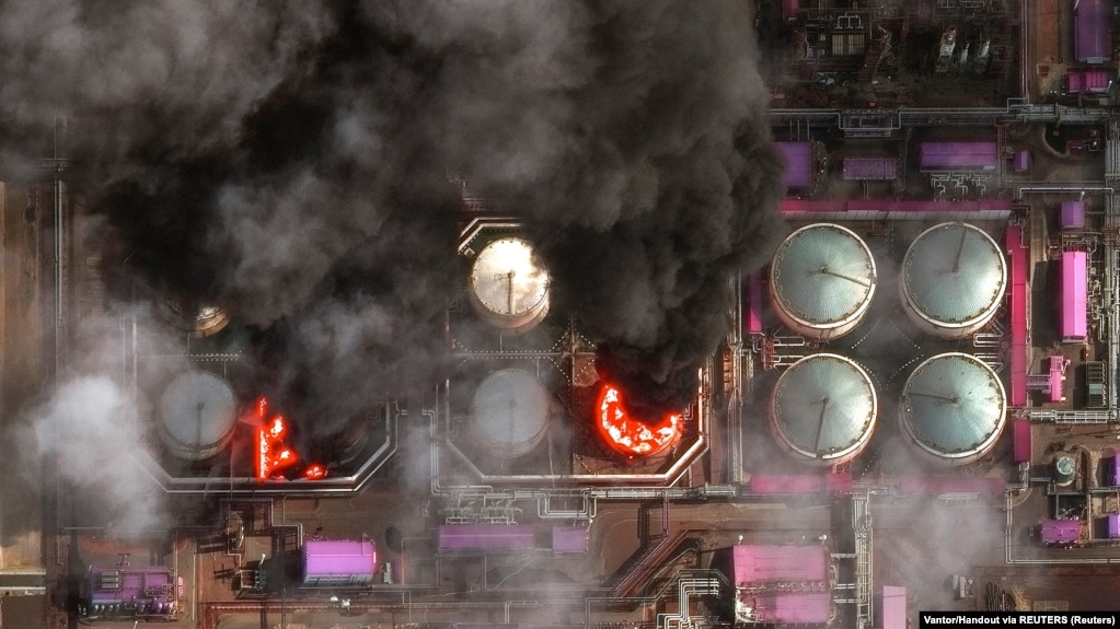 Супутникове зображення горіння резервуарів для зберігання нафти в російському порту Усть-Луга на Балтійському морі, після ударів українських дронів