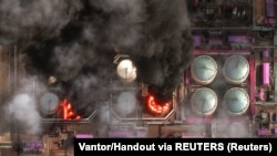 Супутникове зображення горіння резервуарів для зберігання нафти в російському порту Усть-Луга на Балтійському морі, після ударів українських дронів