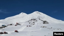 Vrh planine Elbrus u Rusiji.