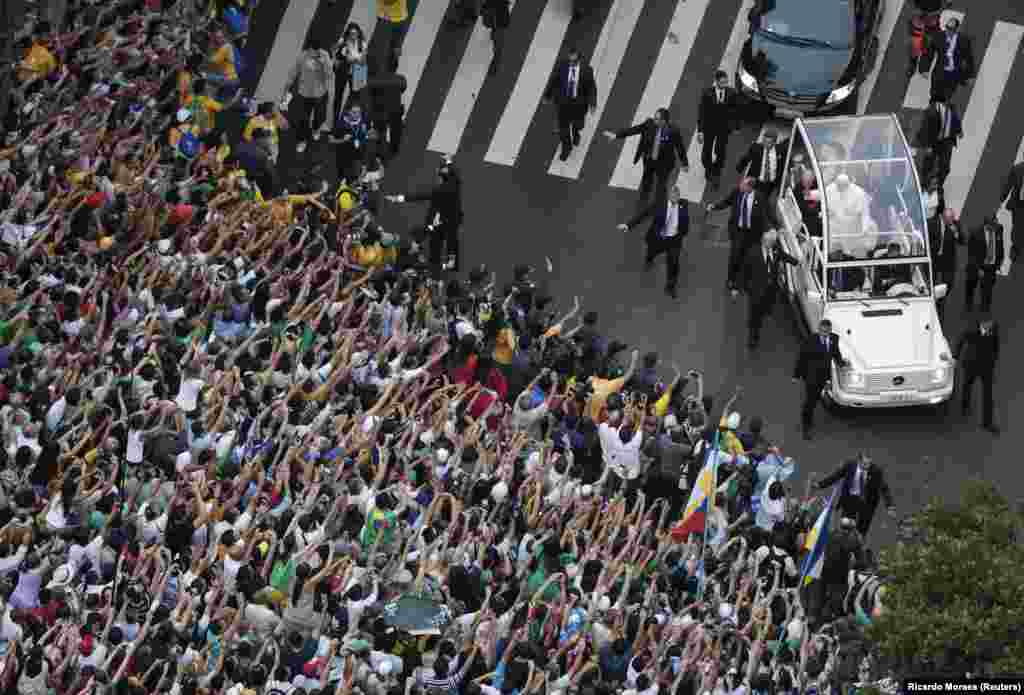 Papa Francisc salută credincioșii adunați la Rio de Janeiro, cu ocazia vizitei sale în Brazilia (22 iulie).