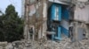 Руїни знищеного російською ракетою під'їзду багатоповерхівки в Солом'янському районі Києва, деблокування тіл загиблих, 17 червня 2025 року