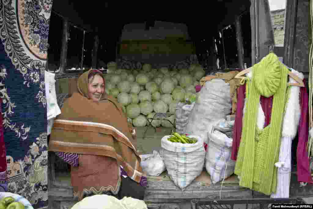 "2-3 ildir bu bazardayam, tərəvəz satıram. Hərdən də ucuz qiymətə pal-paltar gətirən olur. Seçirəm, &nbsp;satmaq üçün tərəvəzlərimin yanına qoyuram.&nbsp;Burada alma satanla, radioelektirik malları satanı birlikdə görəndə, təəccüblənməyin. Biz satıcılar bu bazara həftəbecər də deyirik (gülür)".