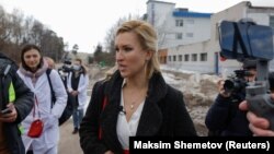 Анастасія Васільева перад калёніяй, у якой утрымліваюць Аляксея Навальнага