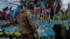 Një ushtar ukrainas pranë një memoriali për ushtarët e rënë ukrainas dhe ushtarët e huaj. Kiev, 3 shkurt 2025. 