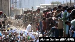 Afganistanci pokušavaju doći do vojnika kako bi im pokazali svoje papire za evakuaciju 26. avgusta prije bombaškog napada.