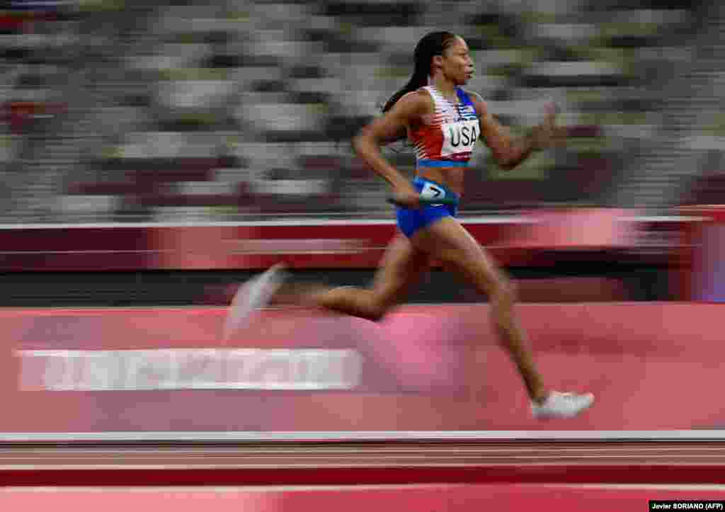 Эллисон Феликс из США участвует в финале женской эстафеты 4х400 м на Олимпийских играх 2020 года в Токио на Олимпийском стадионе, 7 августа 2021 года &nbsp;