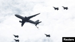 Airbus A330 MRTT  ինքնաթիռը և F-16-երը թռիչք են կատարում, արխիվ