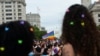 Háttérben a Capitolium épülete egy LMBTQ+ Pride-felvonuláson Washingtonban, az Egyesült Államokban 2021. június 12-én