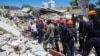 Спасувачи ги расчистуваат урнатините по земјотресот во Хаити