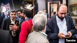 علی فروغی (نفر اول سمت راست) و عادل فردوسیپور در حاشیه مراسمی رسمی در تلویزیون ایران، اسفند ۹۷