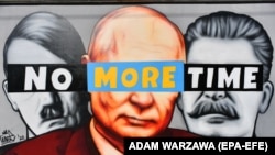  Hitler, Putin și Stalin „Nu din nou”, graffiti al artistului Tuse pe un zid din Gdansk, Polonia, 22 martie 2022. 